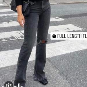 Säljer nu dessa superfina jeans från Gina tricot i storlek 38. FULL LENGHT FLARE JEANS, helt slutsålda på hemsidan 
