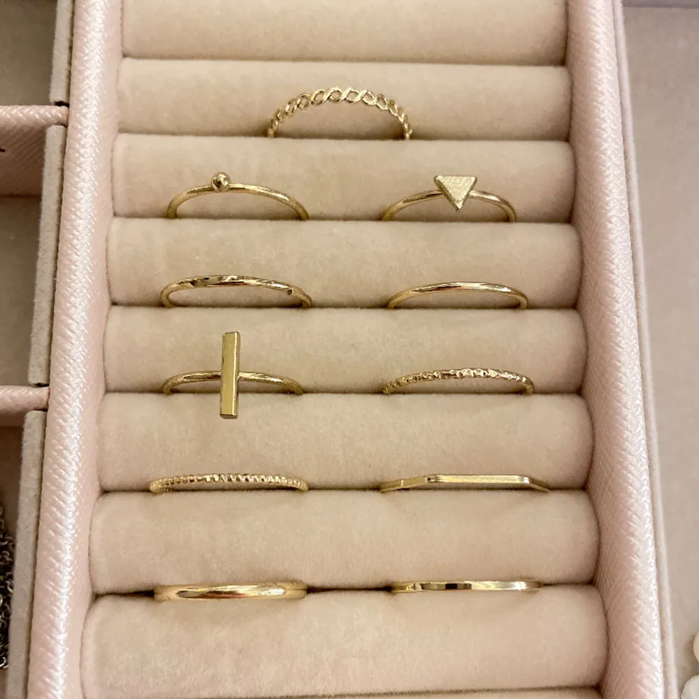 11-pack guldiga ringar från H&M✨Aldrig använda och har inga skador. Vid frågor är det bara att skriva privat 🤗. Accessoarer.