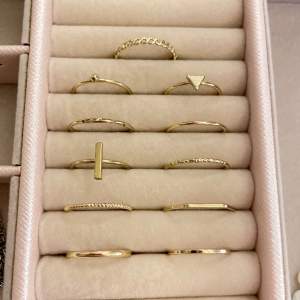 11-pack guldiga ringar från H&M✨Aldrig använda och har inga skador. Vid frågor är det bara att skriva privat 🤗