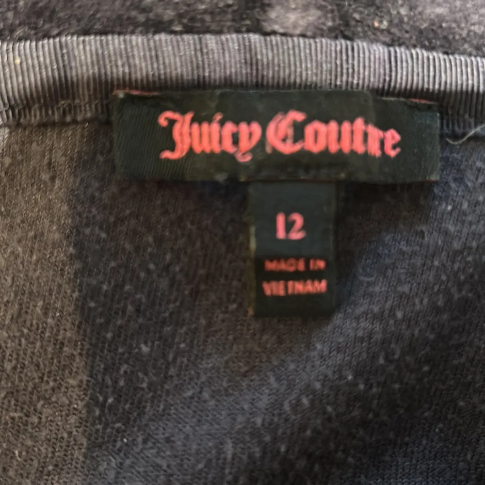 Säljer mig vintage Juicy Couture jag köpte från depop för 3 år sen💓 Storlek 12, sitter som en Xs/S. Tröjor & Koftor.