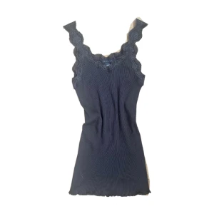 Spetslinne  - V ringat spetslinne från Rosemunde. Nästan aldrig använt. Orginalpris- 400kr