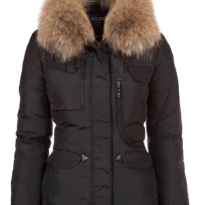 Hollies livigno jacka - Storlek 38, säljer då den tyvärr är för liten för mig.  Passar en S/M. Spännbar midja Äkta pälskrage