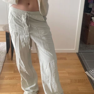 Zara byxor - Säljer mina zara byxor, otroligt skönt material nu till våren och aldrig använda då de är alldeles för långa på mig, jag är 1.68 lång Storlek XS men passar XS/S 🩷🩷