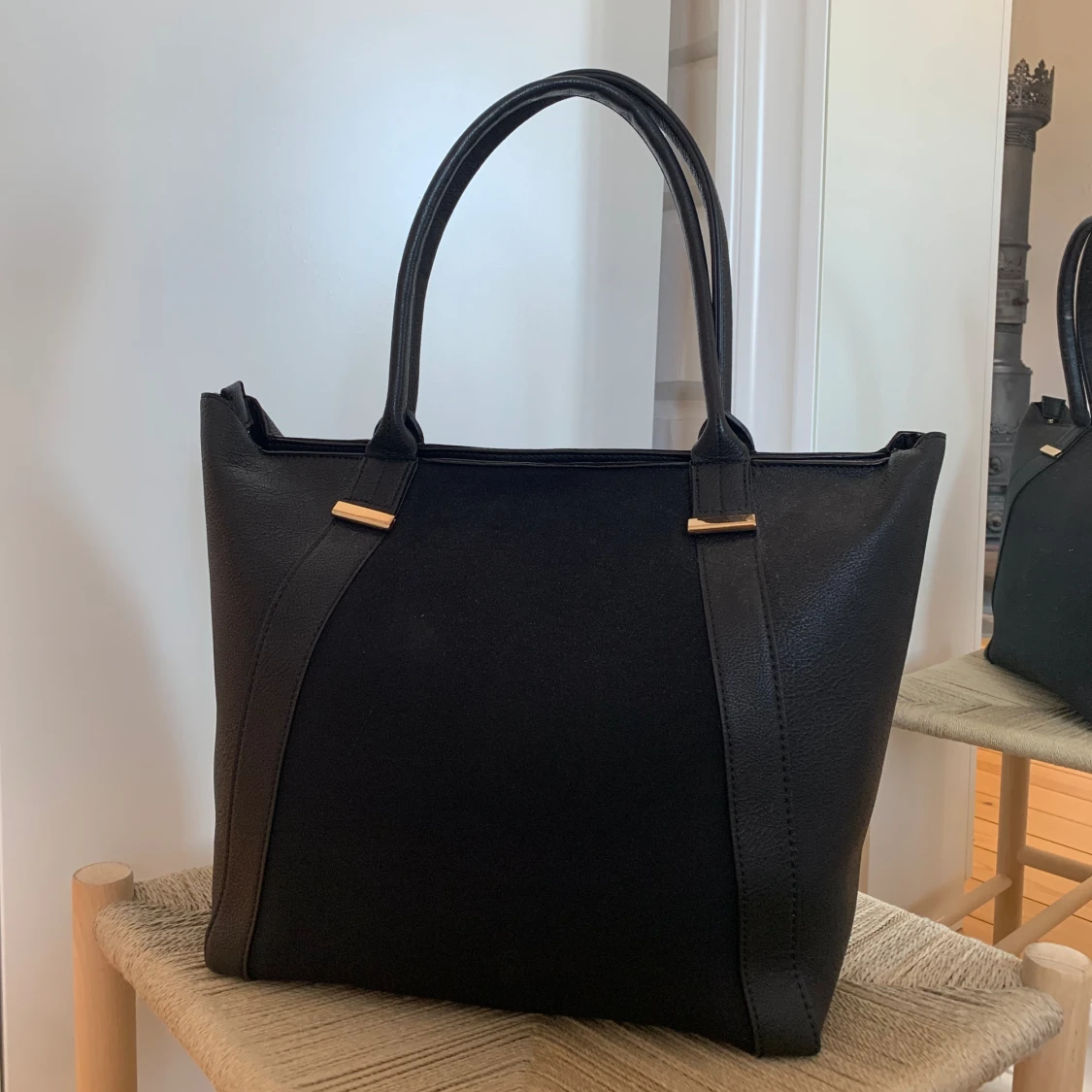 Handväska med gulddetaljer