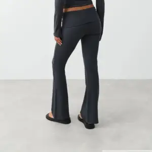 Byxor från Gina ”soft touch folded flare trouser”, storlek S i båda, 200 kr styck 🤍Sitter som på bilden