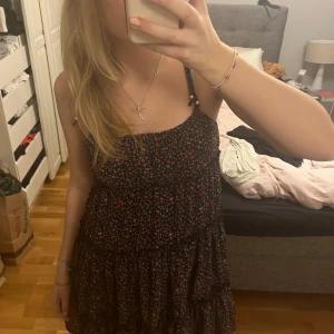 Blommig klänning🌺🩷 - Aldrig använd med lappen kvar💙💙perfekt till sommaren