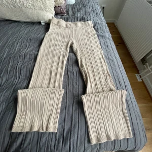 Mjukis byxor H&M  - Sköna mjukis byxor som är lite vida ner till. Stl M