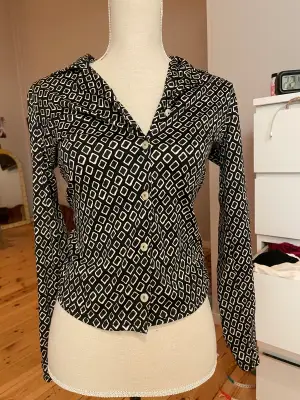 Ball skjorta, 70-tal  Figursydd& mjukt material ( ej skjortmatrial utan snarare tyg) 