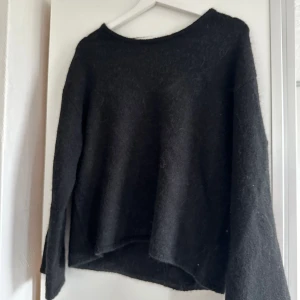 Stickad tröja  - Använd fåtal gånger, som ny! Gina i premium quality. Öppen rygg och vida armar💕