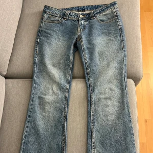 Brandy Melville jeans  - Lågmidjade, bootcut  Modell J-Galt Ytterbenslängd- 98cm Innerbenslängd-76cm Midjemått-40cm Bra skick!  Testa skicka prisförslag!😊