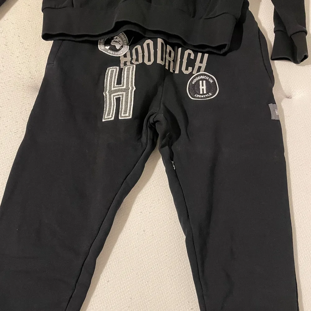 Hoodrich dress endast använt 3 gånger, köpt på Hoodrich hemsida för 2000kr.. Hoodies.