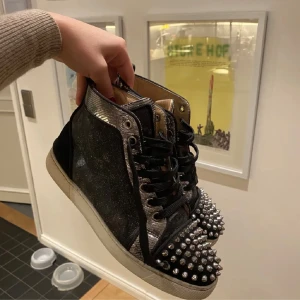 Loubs skor - Så så snygga Christian Louboutin skor!😍mina abslout favorit skor, men kommer inte till användning mycket längre😩😩 storlek 37, men passar 38