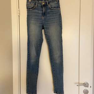 Säljer ett par skinny jeans i bra skick!Jeansen är högmidjade, ankellånga och riktigt sköna! Enda tecknet på användning är en söm på ena bakfickan som släppt lite - påverkar dock inte funktionen!  Nypris: 600kr