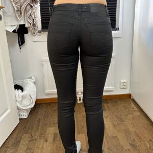 Glansiga Tiger jeans, helt oanvända, prislapp finns kvar. Ordinarie pris 1299kr. Storlek 26 i midjan och 32 i längd. 