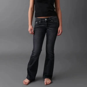 Jeans med bakfickor me knapp - Jag säljer dessa svarta jeansen från Gina eftersom att dom är för små för mig. Jeansen är jätte snygga men sitter för tajt! 