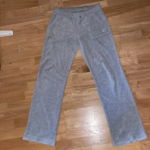 Juicy Couture Mjukisbyxor  - Säljer ett par jätte söta Juicy Couture mjukisbyxor i storlek Medium, dem är i perfekt skick helt nya! 😍😍🕊️🕊️💯 Skriv gärna om ni undrar något! 