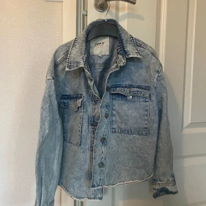 Jeans jacka - Säljer en jeansjacka ifrån ONLY. storlek 34🤘🏼