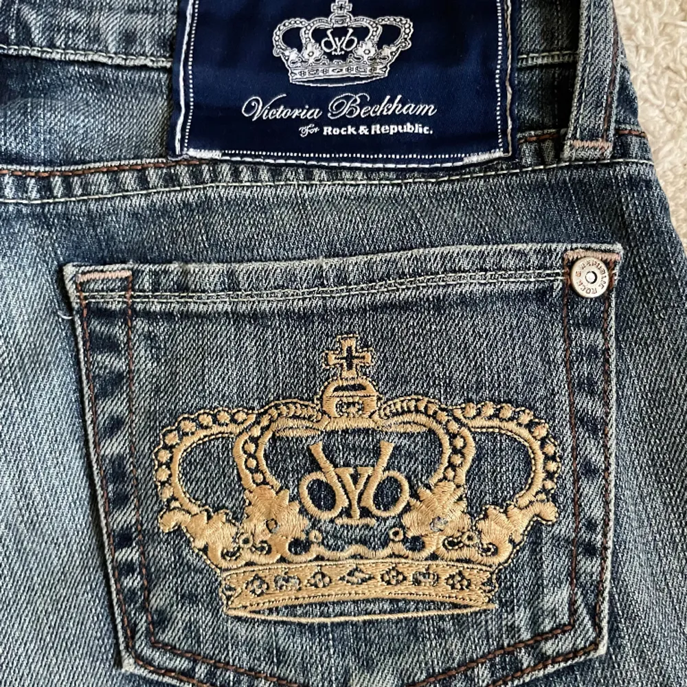 Säljer ett par blå VB jeans som är lågmidjade o bootcut. De är i rätt så bra skick men är dock lite slitna längst ned (kan skicka bild) o saknar stenar på fickorna. Kronorna är lite beigeaktiga. Hör av dig vid frågor!🫶🏻🫶🏻. Jeans & Byxor.