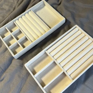 förvaring smyckeskrin  - Säljer dessa så de ej används av mig. I beiget sammet och med olika fack och plats för olika smycken❤️🫶🏼