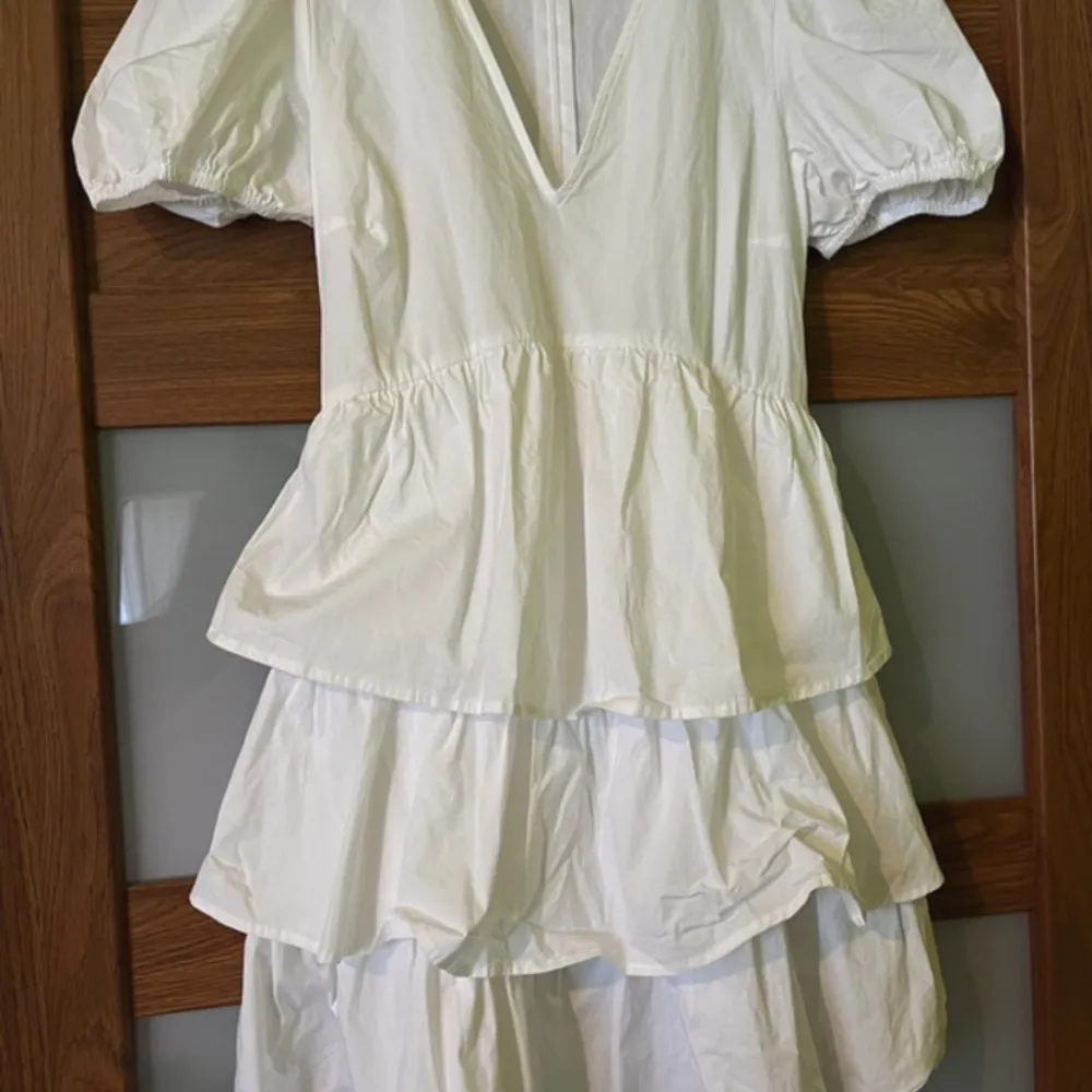 Fin vit klänning från zara. Perfekt till student 😍😍. Klänningar.
