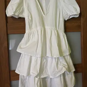 Fin vit klänning från zara. Perfekt till student 😍😍