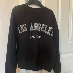 Sweatshirt - Säljer denna tröjan ifrån ginatricot i storlek xxs🩷