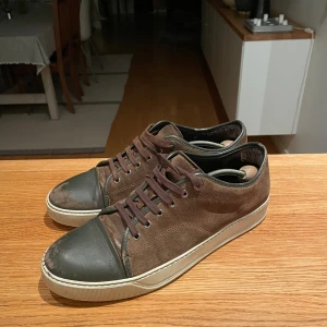 Lanvin - Tjena, säljer nu mina lanvins då jag är sugen på annat! Skorna är lite slitna men har mycket liv kvar. Vid funderingar är det bara att skriva!!