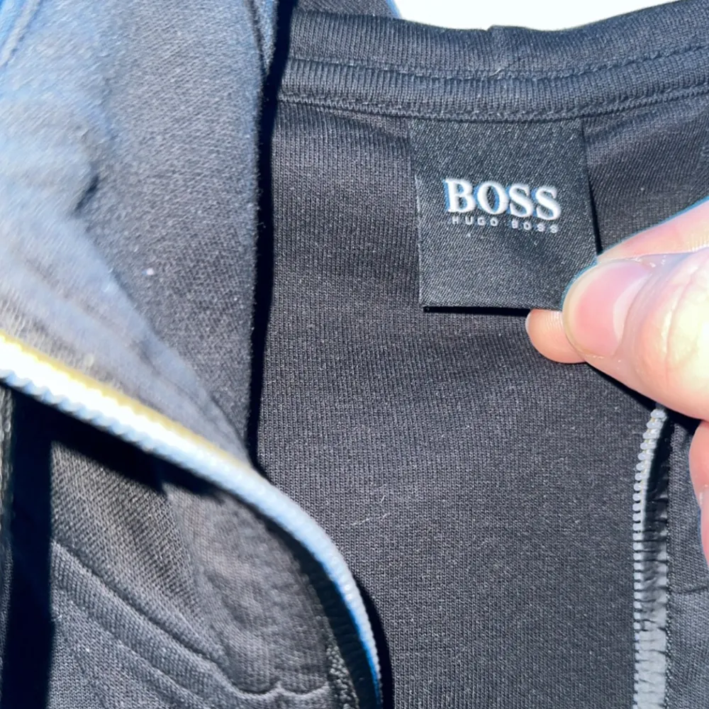 Tjena! Säljer en fet Hugo boss tröja i storlek L riktigt snygg året om!. Tröjor & Koftor.