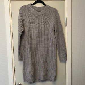 Stickad Klänning från even & odd  - Stickad Klänning i bra skick från even & odd. Storlek M. Katt finns i hemmet. 