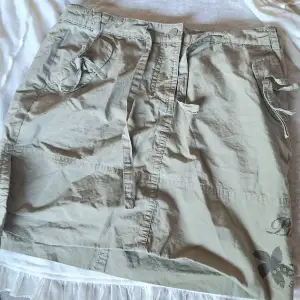 En jättefin cargo kjol ifrån Tom Tailor som är helt slutsåld. Har endast använt den ungefär 2 gånger men säljer pga att den inte passar längre🫶🏼 