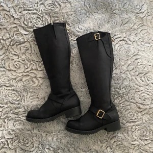 Johnny bulls stövlar 36 - Superfina svarta Johnny Bulls stövlar med guld spännen & dragkedja 💫  Knappt använda, köpta för flera år sedan. Strl 36