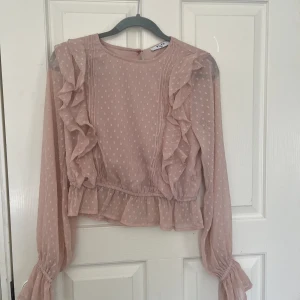 Blus - rosa/beige blus som är superfin! men den va tyvärr för liten🌸🌸