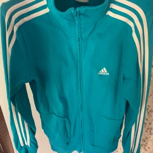 Adidas zip-up  - Så snygg zip-up från adidas! Bra skick, inga defekter. Pris kan diskuteras! 