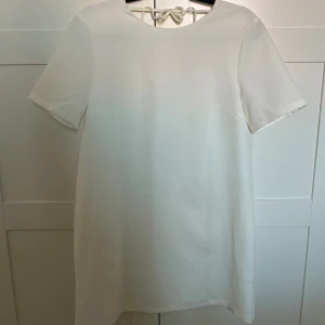 Studentklänning   - Finare t-shirt klänning perfekt till sommaren eller till student. Den är använd fåtal gånger och i fint skick. Strl 38 passar 36   Knyte baktill 🫶🏽