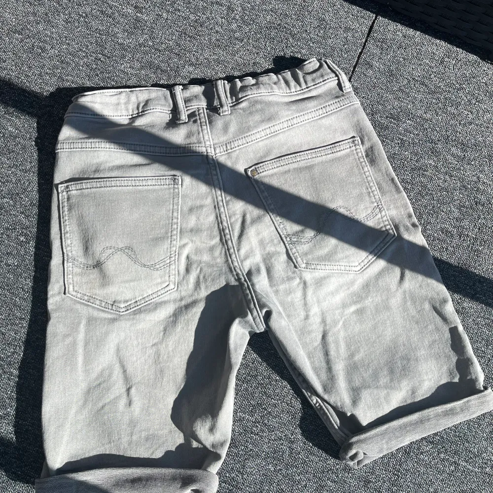Jeansshorts i grå från Jack & Jones mjukare material och även justerbara 🩶. Shorts.