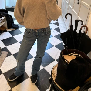 Lågmidjade LTB jeans  - Supersnygga och coola jeans från LTB, i modellen Valerie❤️‍🔥 W 27, L 32. Säljer då de är lite för stora på mig. Finns en liten repa, se sista bild, men absolut inget man tänker på. Pris kan diskuteras💓 Skriv för fler bilder. 