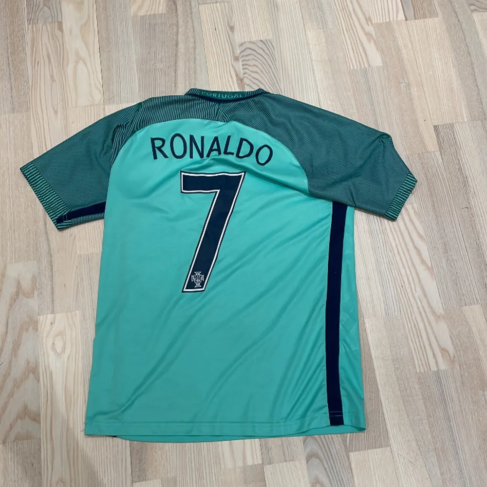 En riktigt snygg turkos Ronaldo landslags tröja från 2015-2016.. T-shirts.