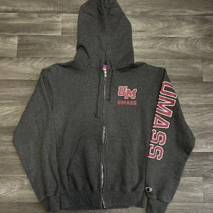 Champion Umass Zip Hoodie - Snygg college zip Hoodie i storlek S! Bara att skriva om du undrar över något🙏