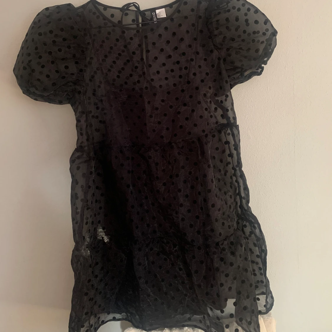 Prickig Klänning med puffärm i mesh - 90