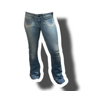 Ljusblå bootcut lowwaist jeans - Ljusblå lågmidjade jeans. Stretchiga