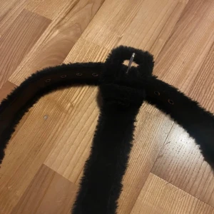 Bälte i päls purrr - Kattig bälte. Fluffig som en kattsvans för dig med furrykink. Vet inte varför jag köpte så den är helt oanvänd lol