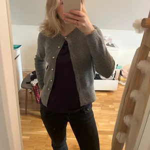 Grå kofta - Säljer denna jättefina gråa koftan med silverknappar från zara. Är 169 cm och har storlek M men brukar oftast ha S. Den är använd ett fåtal gånger bara. Hör av er om ni har några frågor eller funderingar!