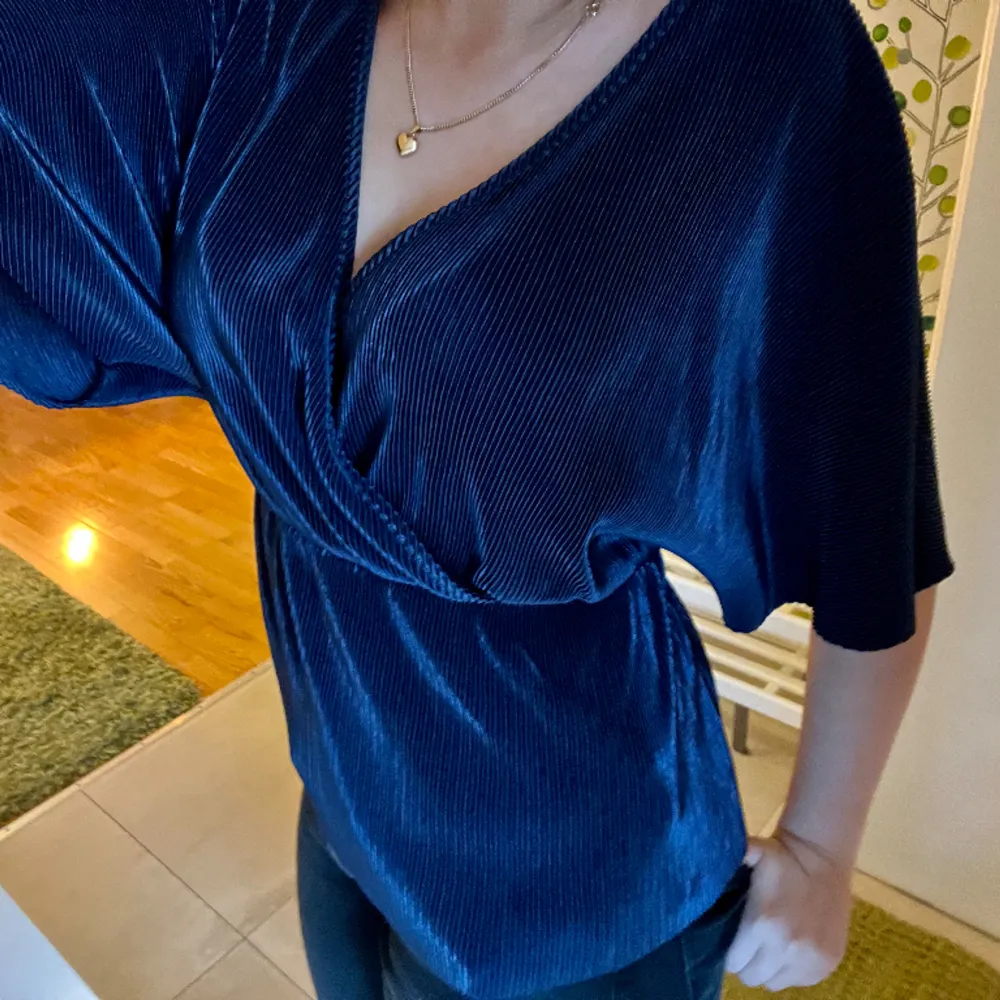 Superfin plisserad tröja i mörkblå! Storlek XS men den är pösig så passar de flesta storlekar!. Toppar.