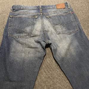 Snygga jeans från Big Star i mycket bra skick. Straight/Slim fit. Storlek 31/32. Midja 42 cm, innerbenslängd 80 cm, Ytterbenslängd 107 cm