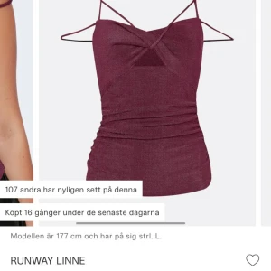 snygg festtopp  - säljer denna festtopp från BikBok! aldrig använd, har kvar prislapp på. Säljer då den inte kommer till användning. 