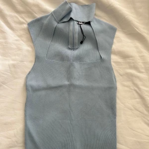 Zara tröja  - Aldrig använd  Lappen har ramlat av men bandet är kvar 