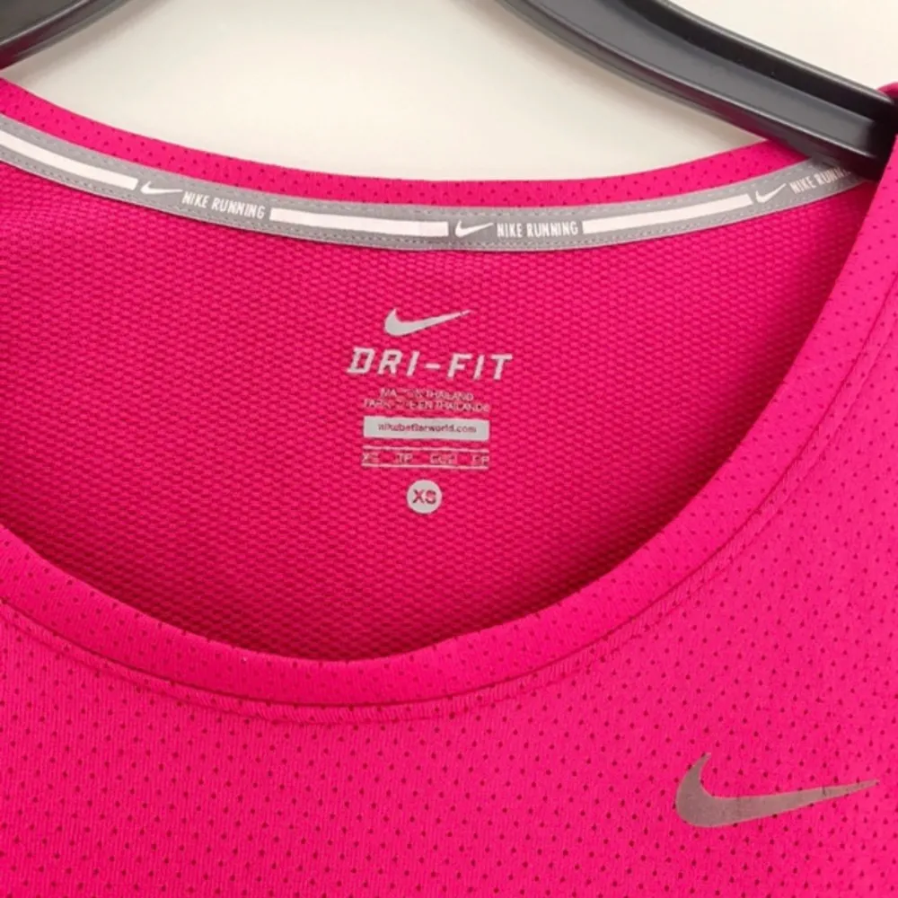I mycket bra skick. Rosa träningsresa ifrån Nike.  Passar xs/s.. Tröjor & Koftor.