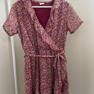 Sommarklänning  - Söt omlottklänning till vår/sommaren. Köpt på nelly.