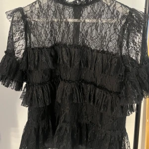 By malina blus  - Svart by malina blus som inte kommer till användning.💕 köpt för 1800kr