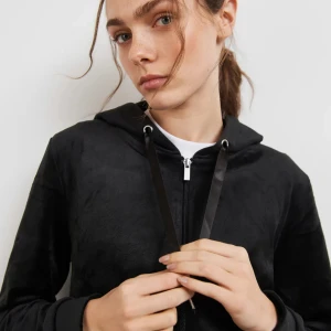 Svart kofta - Säljer min svarta kofta i velour då den inte kommer till användning!  Köpt för ett antal år sedan men fortfarande i bra skick💕